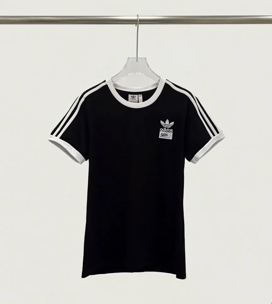 Adidas Adidas clover round neck drawstring short sleeves! On sale simultaneously at counters! Currently, it is the number one selling item! The iconic trefoil embroidery on the chest is full and three-dimensional, and the small logo print is very unique. It is stitched all around and the details are in place. The light Purple fabric is linen and cotton compact plain weave. This kind of fabric is relatively stiff and stylish after the upper body, very textured and more breathable. The collar and cuffs are all spliced ​​with Retro ink Green threads, which perfectly fit with the Green three stripes that run through the sleeves and shoulders. It is sports and leisure, and the quality is worthy of recognition! This source product, hurry up and get it. Style number: A 222# Color: Black, Apricot, Purple, Size: S-2XL
